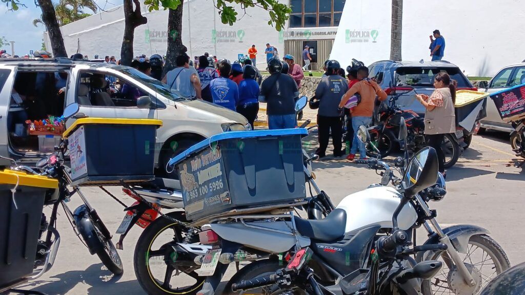 Motociclistas de Chetumal se manifiestan ante el Congreso del Estado