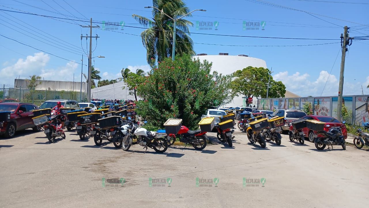Motociclistas de Chetumal se manifiestan ante el Congreso del Estado