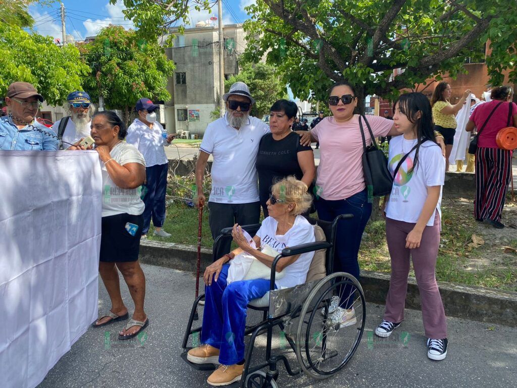 Se manifiestan frente a los Juzgados Penales Orales de Cancún, para exigir liberación de Emiliano Ramos