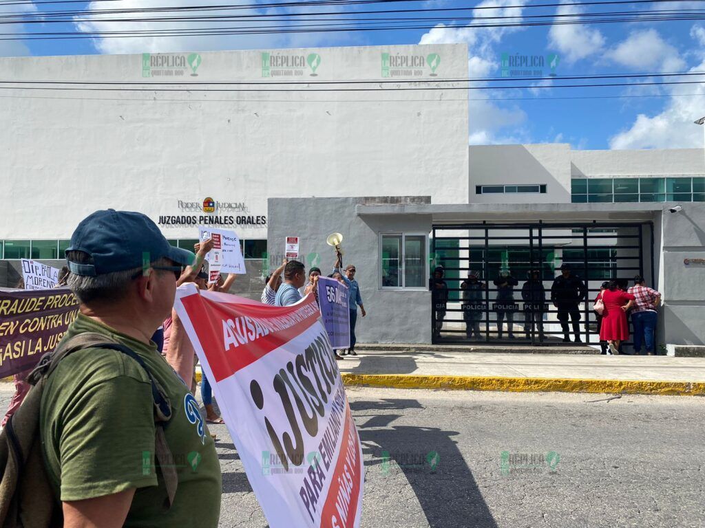 Se manifiestan frente a los Juzgados Penales Orales de Cancún, para exigir liberación de Emiliano Ramos