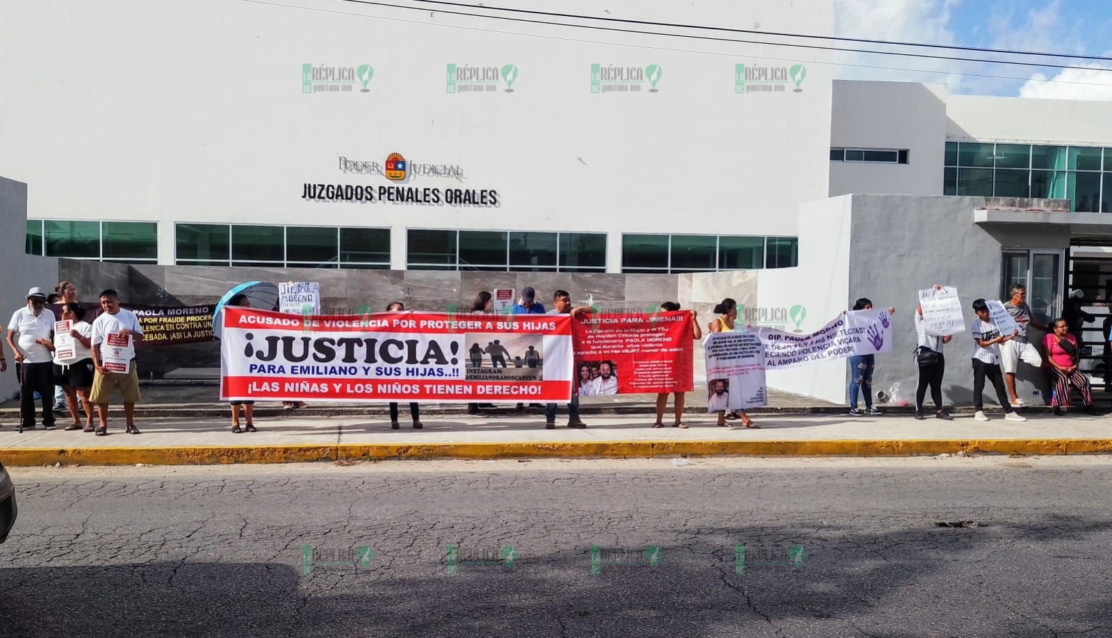 Se manifiestan frente a los Juzgados Penales Orales de Cancún, para exigir liberación de Emiliano Ramos