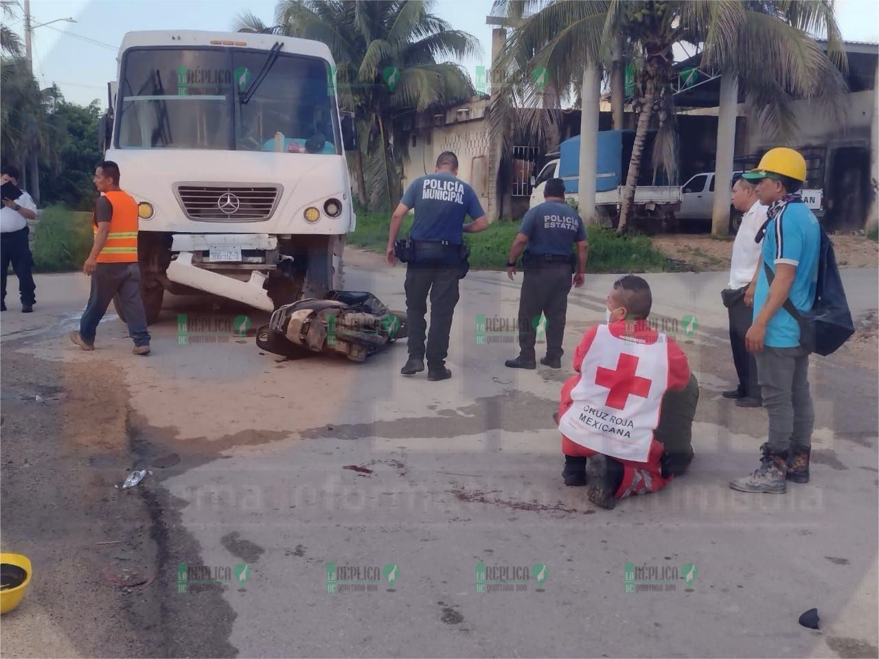 Conductor de autobús del Tren Maya se vuela el alto y embiste a motociclista en Felipe Carrillo Puerto