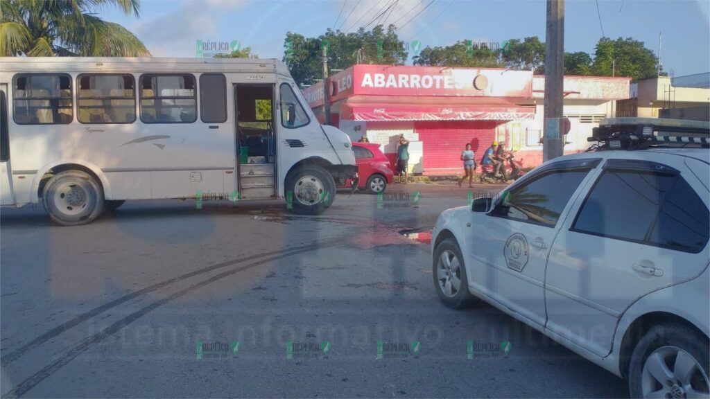 Conductor de autobús del Tren Maya se vuela el alto y embiste a motociclista en Felipe Carrillo Puerto