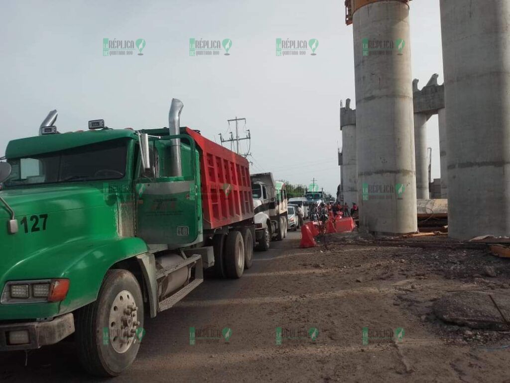 Bloquean transportistas acceso a Chetumal por falta de pago de Sedena por obras del Tren Maya