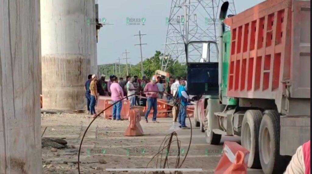 Bloquean transportistas acceso a Chetumal por falta de pago de Sedena por obras del Tren Maya