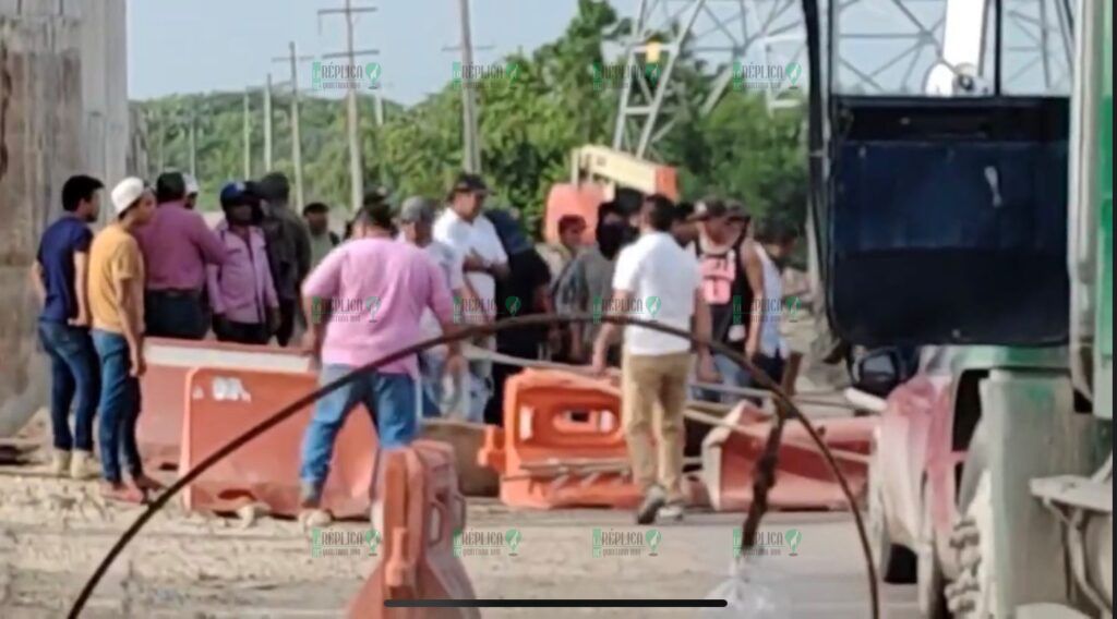 Bloquean transportistas acceso a Chetumal por falta de pago de Sedena por obras del Tren Maya