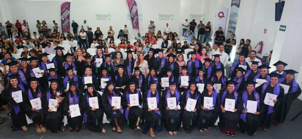 Celebra Mara Lezama primera generación de graduadas de Prepa “Mujer Es Poder” para su empoderamiento