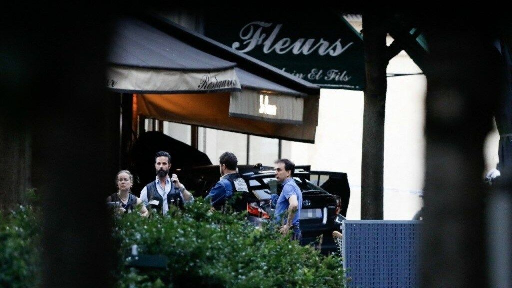 Foto: AFP/ Auto embiste la terraza de un restaurante en París