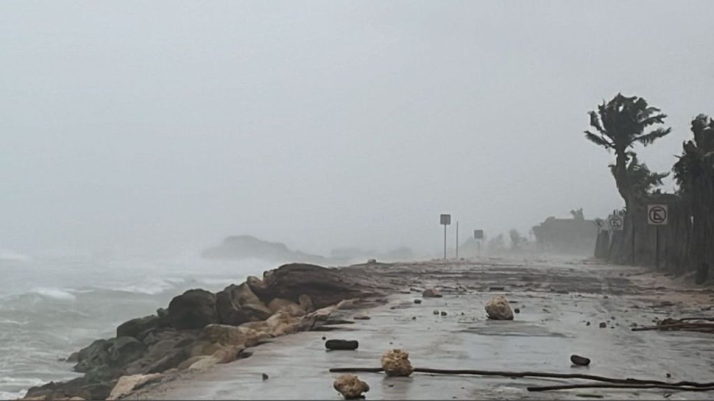 Quintan Roo se mantiene en alerta roja tras entrada del huracán Beryl como categoría 2