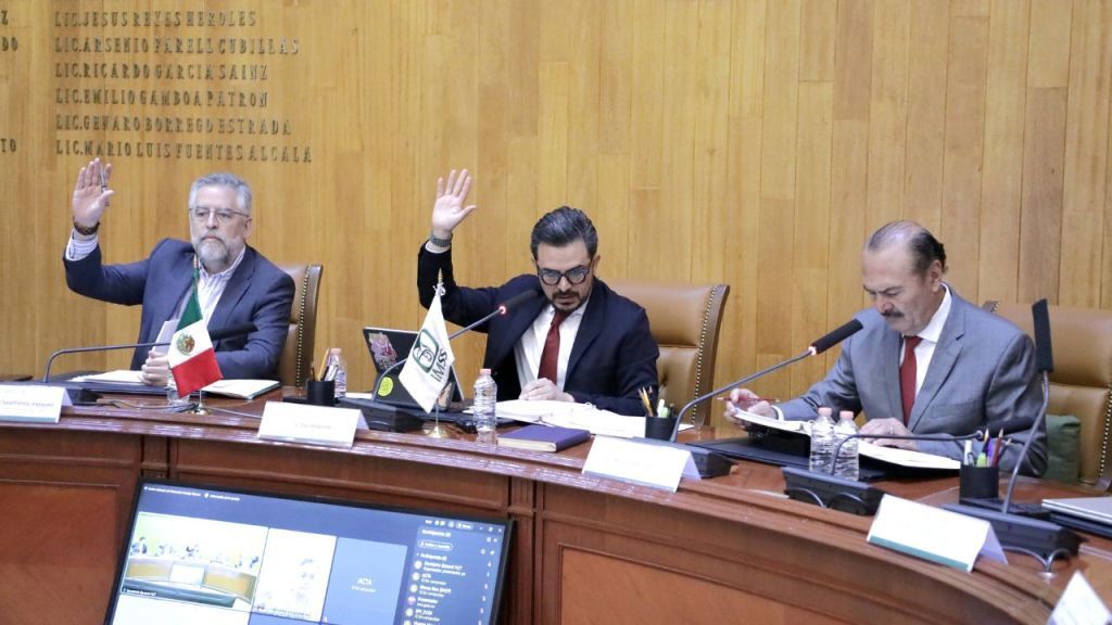 Mando. Zoé Robledo, director del IMSS, indicó que para nuevos hospitales se solicitan elevadores de marcas conocidas, con refacciones en México.