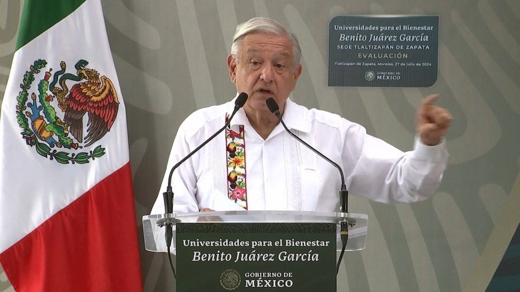 Andrés Manuel López Obrador reconoció que su sexenio se quedó corto en la entrega de becas para los estudiantes.