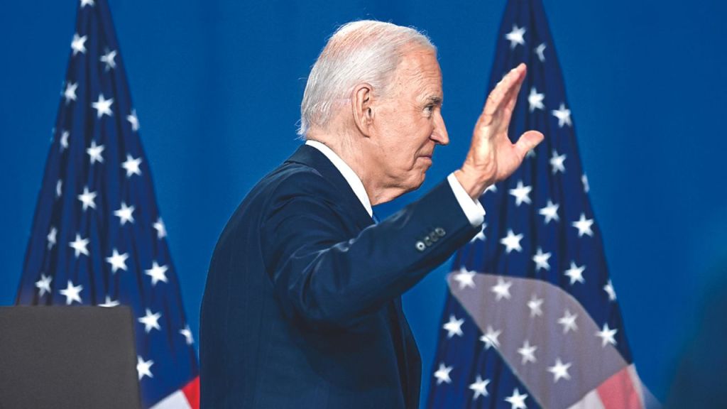 Nuevos deslices de Biden en rueda de prensa de la OTAN En el marco del cierre de la cumbre de la OTAN, el presidente de Estados Unidos, Joe Biden, cometió varios deslices durante su discurso final y la conferencia de prensa posterior, en particular dos equivocaciones al confundir a Volodimir Zelenski con Vladímir Putin, y a Kamala Harris con Donald Trump. Luego de tres días de trabajo en Washington, la cumbre de la OTAN finalizó con las palabras finales de algunos mandatarios. En su intervención, Biden presentó a Zelenski como "presidente Putin", aunque rápidamente corrigió: "Va a derrotar al presidente Putin. El presidente Zelenski". El otro desliz durante la rueda de prensa posterior a la cumbre, Biden se refirió a su vicepresidenta, Kamala Harris, como "vicepresidenta Trump". Cuando un reportero preguntó sobre las capacidades de Harris, Biden comentó: "No habría elegido a la vicepresidenta Trump si no estuviera calificada". Este lapsus se sumó a una serie de errores verbales de Biden, combinados con episodios de tos. A pesar de esto, el demócrata nunca mostró ningúna intención de dejar la carrera presidencial. "Sólo si vinieran a mí y me dijeran que no hay manera de que puedas ganar", subrayó. Biden admitió haber cometido un "error estúpido" en el debate presidencial de junio contra Trump. Señaló que debe "tomárselo con más calma" en futuros enfrentamientos y desmintió rumores sobre sus hábitos de descanso. Por su parte, el expresidente, Donald Trump, se burló de la rueda de prensa en su red Truth Social. "¡Buen trabajo, Joe!", escribió. / 24 HORAS Además, Biden tuvo otro lapsus al afirmar que sigue el "consejo de mi comandante en jefe", para luego corregirse. Respecto al conflicto en Gaza, Biden comentó: "Aún quedan lagunas por cerrar. Estamos progresando. La tendencia es positiva, y estoy determinado a cerrar este acuerdo y poner fin a esta guerra". La conferencia marcó su primera interacción con la prensa después del debate del 27 de junio, en el cual cometió varios errores, generando cuestionamientos sobre su idoneidad para la presidencia.