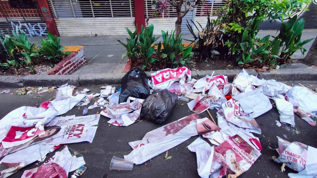 A más de un mes de transcurridas las elecciones persiste dispersa en las calles de la CDMX la basura electoral, señaló Greenpeace.