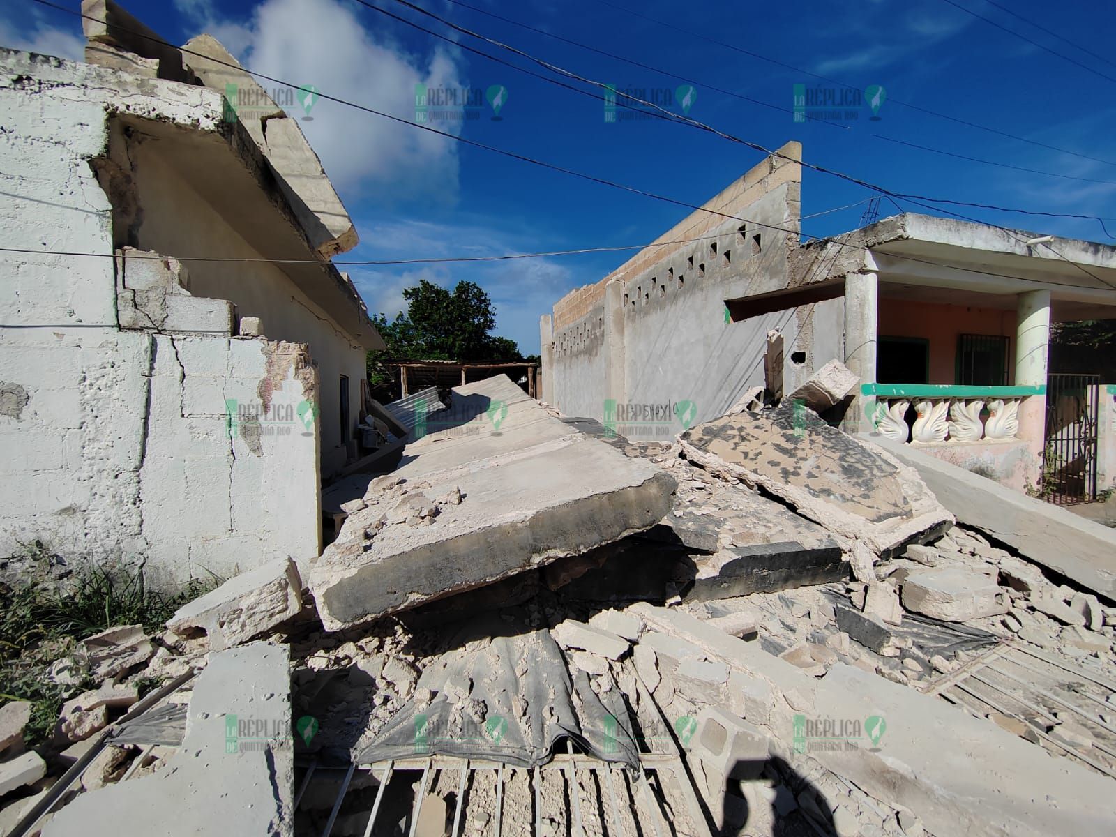 Se desploma porche de concreto y aplasta un vehículo, en José María Morelos