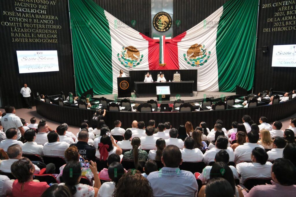 Entrega Mara Lezama Medalla al Mérito Indígena “Cecilio Chí” a Wildernain Villegas Carrillo por su contribución a la preservación de la Cultura Maya