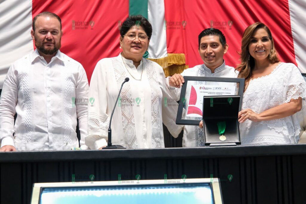 Entrega Mara Lezama Medalla al Mérito Indígena “Cecilio Chí” a Wildernain Villegas Carrillo por su contribución a la preservación de la Cultura Maya