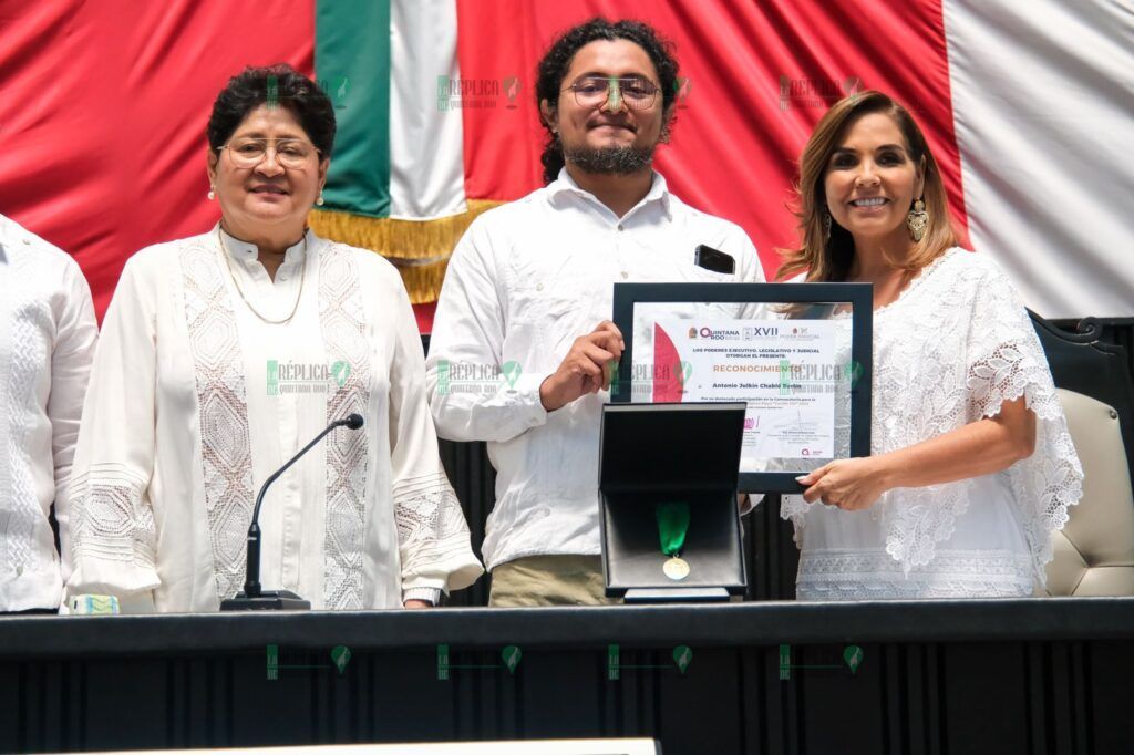 Entrega Mara Lezama Medalla al Mérito Indígena “Cecilio Chí” a Wildernain Villegas Carrillo por su contribución a la preservación de la Cultura Maya