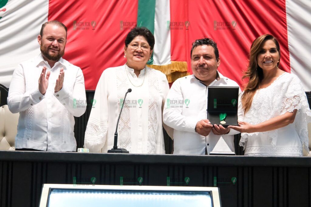 Entrega Mara Lezama Medalla al Mérito Indígena “Cecilio Chí” a Wildernain Villegas Carrillo por su contribución a la preservación de la Cultura Maya