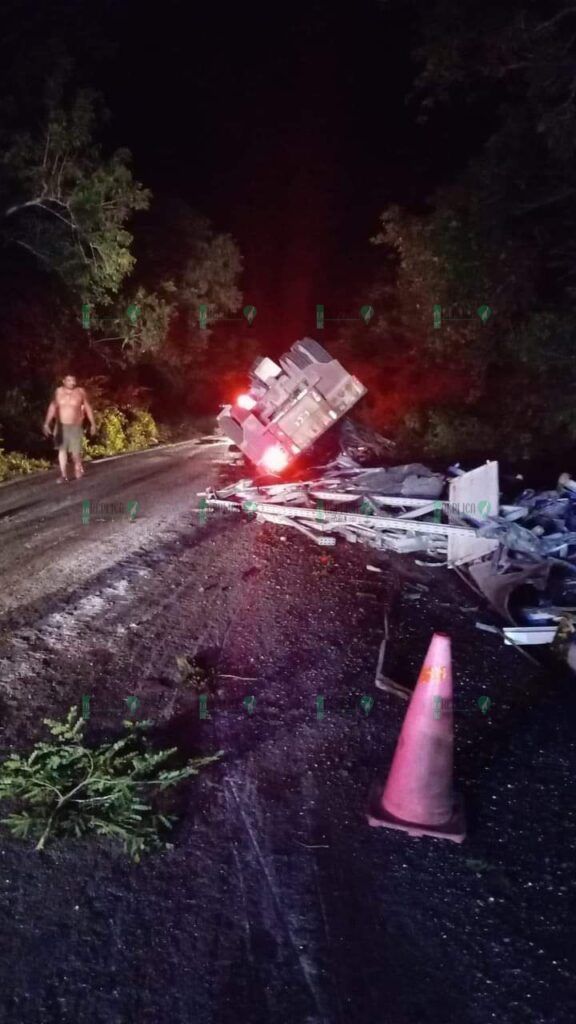 Vuelca tráiler en la carretera Mérida-Cancún; chofer resulta lesionado