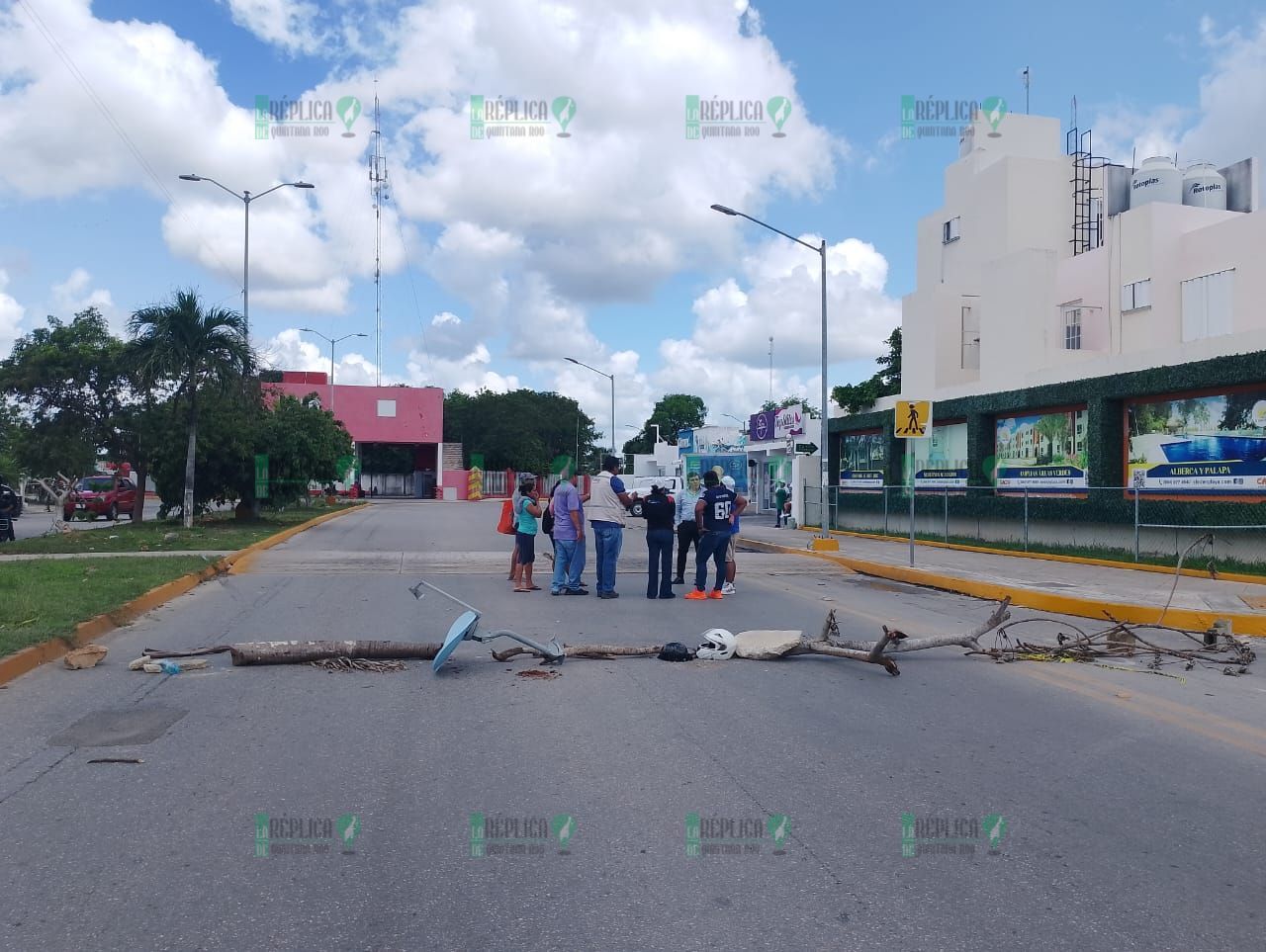 Bloquean acceso a Villas del Sol, por humareda que sale de obra de Cadu