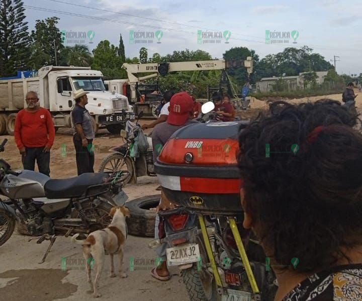 Bloquean pobladores carretera Limones-Chacchoben por falta de energía eléctrica