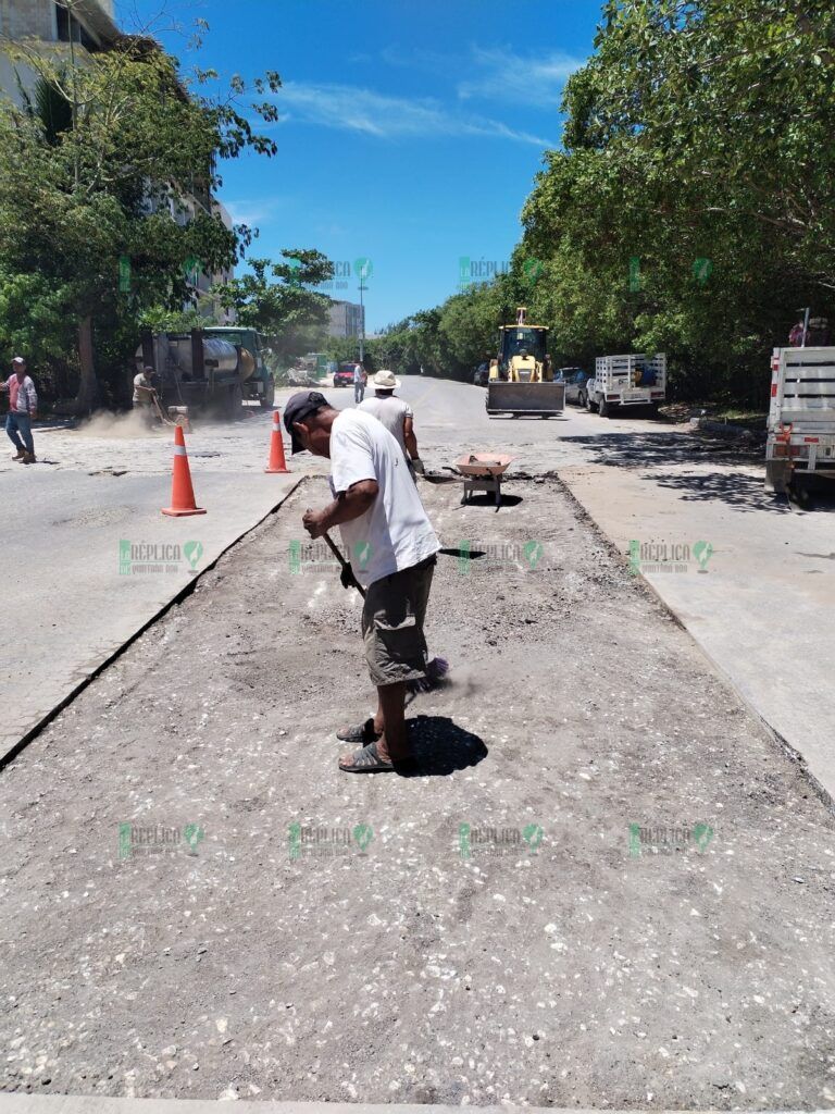 Emprende gobierno de Puerto Morelos intensas labores de bacheo en zonas críticas