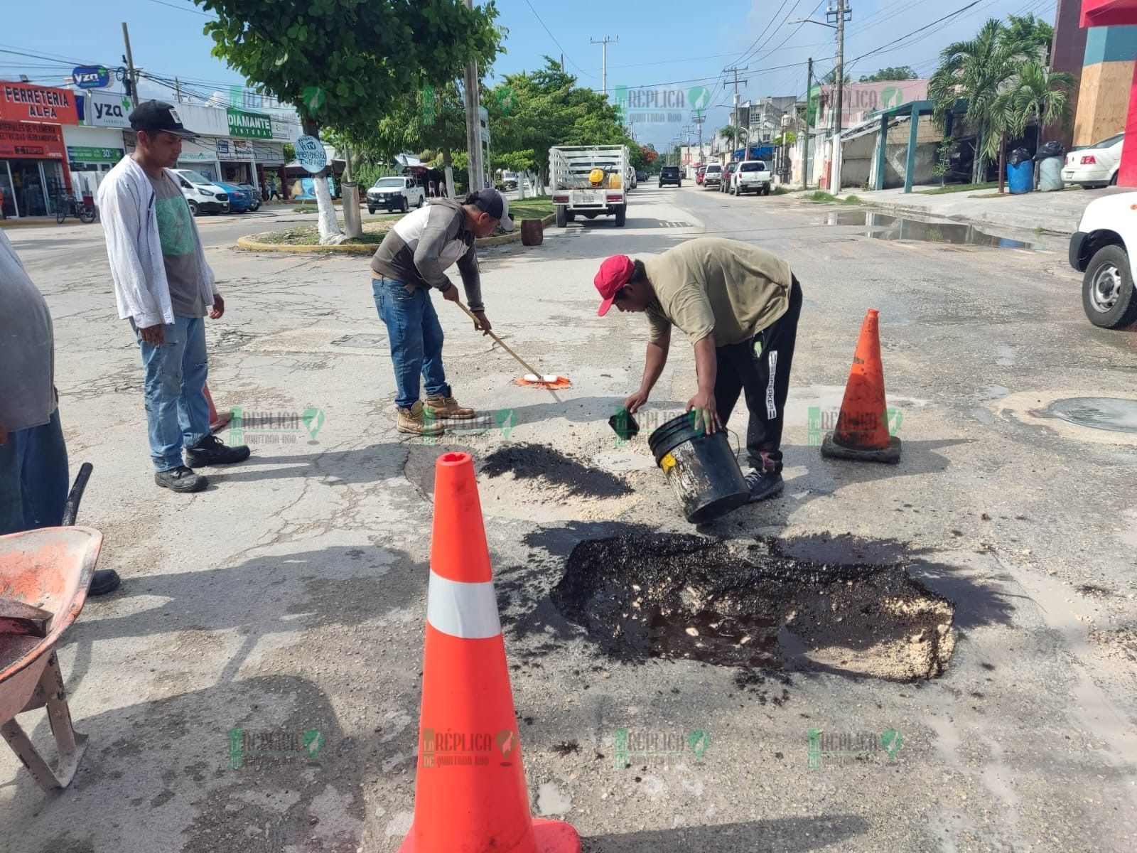 Emprende gobierno de Puerto Morelos intensas labores de bacheo en zonas críticas