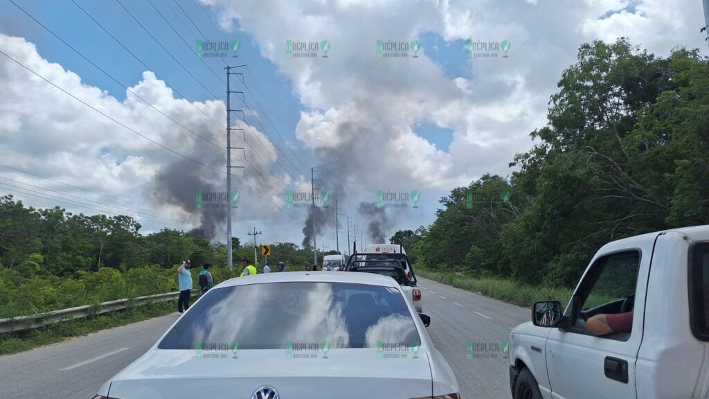 Bloquean pobladores de Tulum carretera 307, tras operativo de desalojo