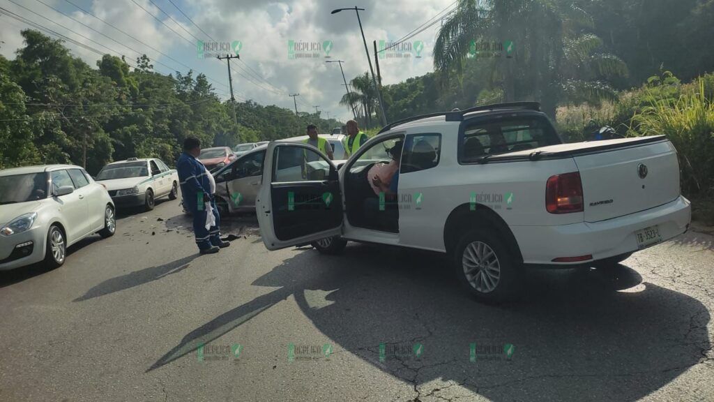 Deja cuatro lesionados aparatoso choque de dos autos en el Arco Vial de Cancún