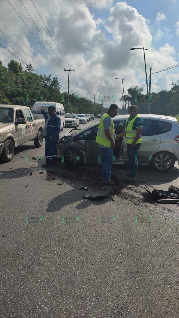 Deja cuatro lesionados aparatoso choque de dos autos en el Arco Vial de Cancún