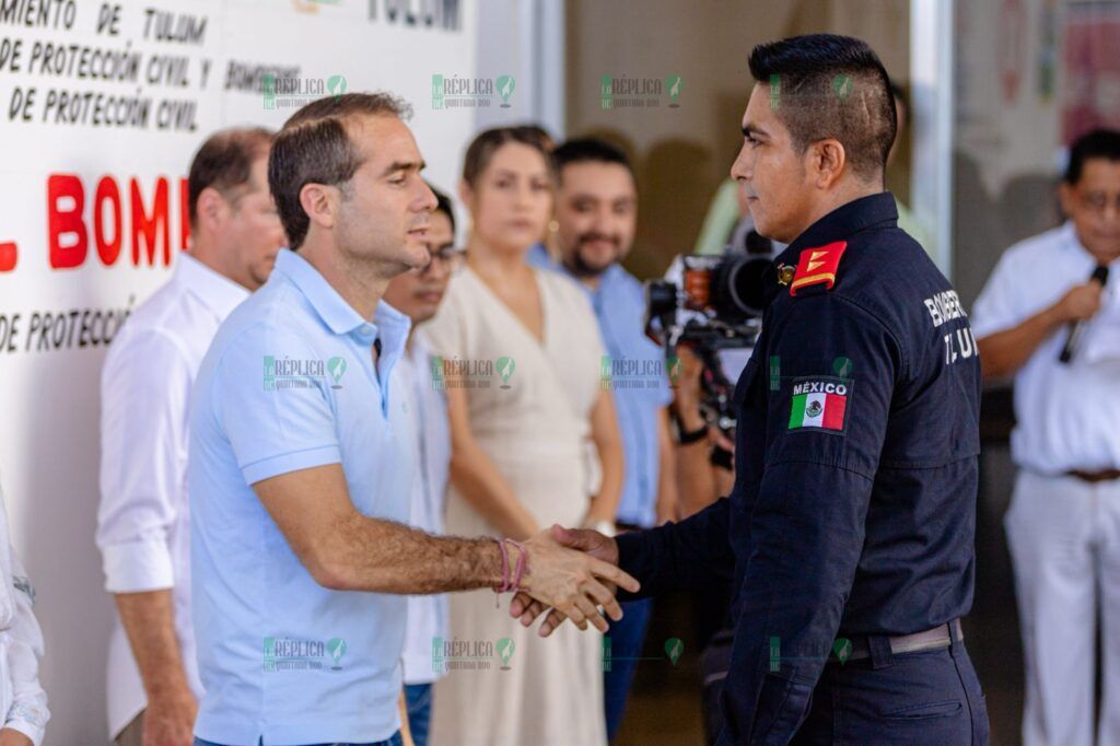 Diego Castañón reconoce a los bomberos en su día y entrega material y equipo de trabajo en Tulum