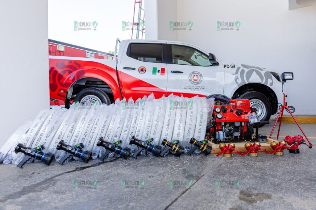 Diego Castañón reconoce a los bomberos en su día y entrega material y equipo de trabajo en Tulum