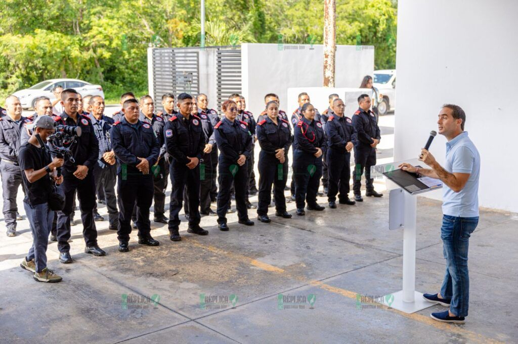 Diego Castañón reconoce a los bomberos en su día y entrega material y equipo de trabajo en Tulum