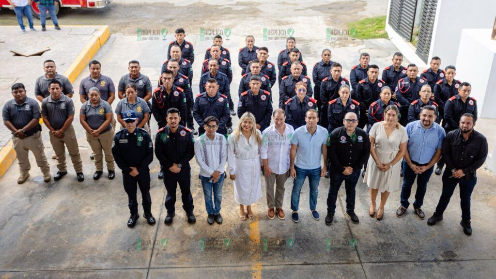 Diego Castañón reconoce a los bomberos en su día y entrega material y equipo de trabajo en Tulum