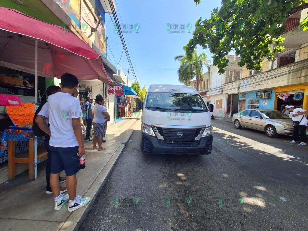 Mantienen combis de Playa del Carmen tarifa no autorizada de 15 pesos