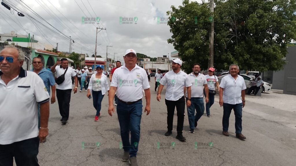 Marchan taxistas de Cancún para exigir regulación de plataformas digitales