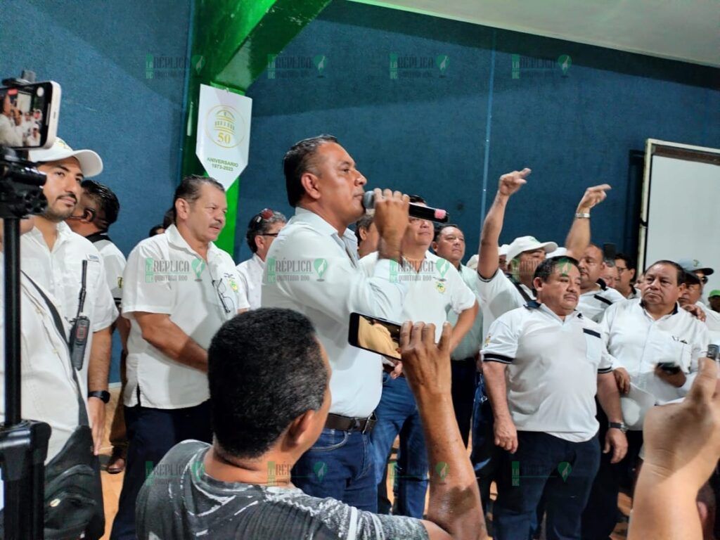 Marchan taxistas de Cancún para exigir regulación de plataformas digitales