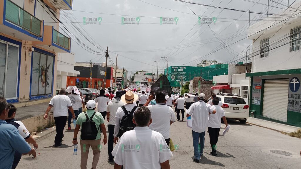 Marchan taxistas de Cancún para exigir regulación de plataformas digitales