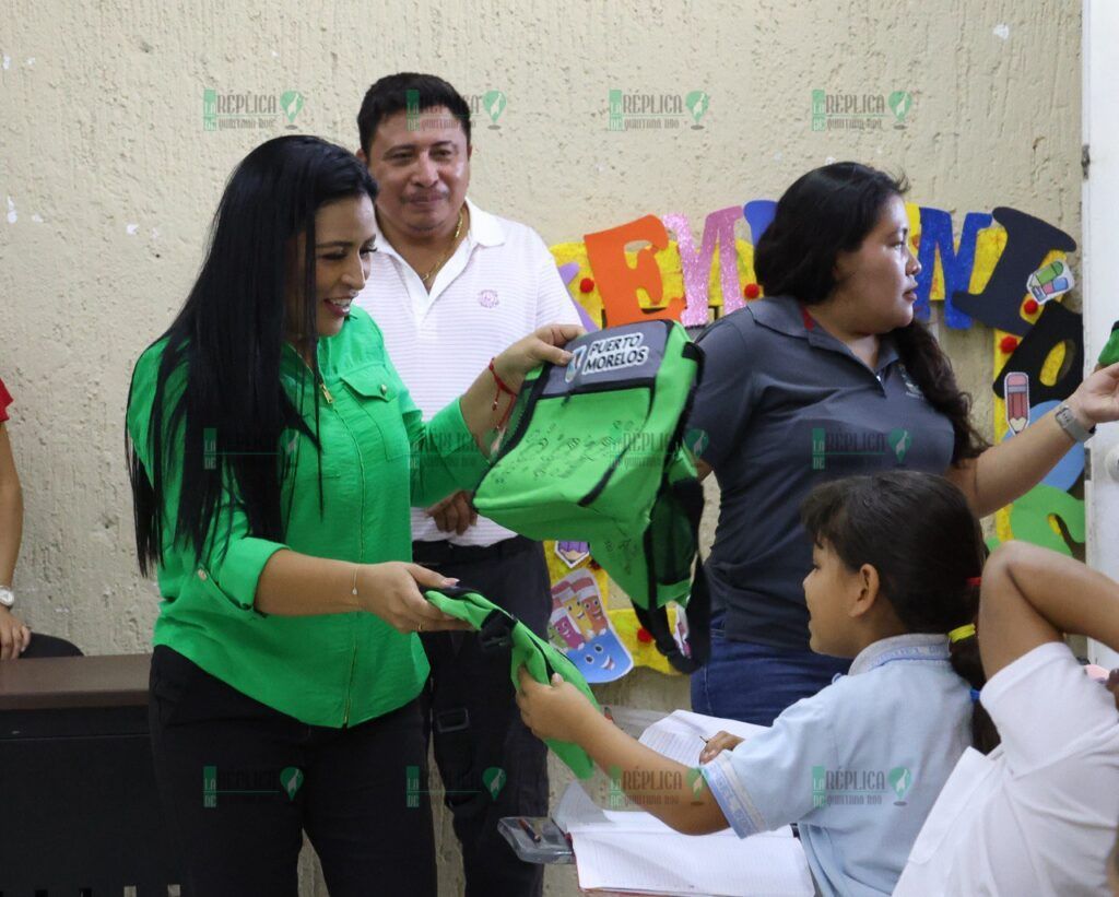 Comienza Blanca Merari la entrega de loncheras y termos en escuelas de educación básica de Puerto Morelos