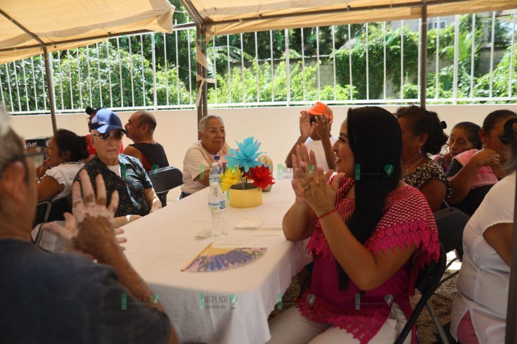 En el día de los abuelos, encabeza Blanca Merari convivio en Leona Vicario