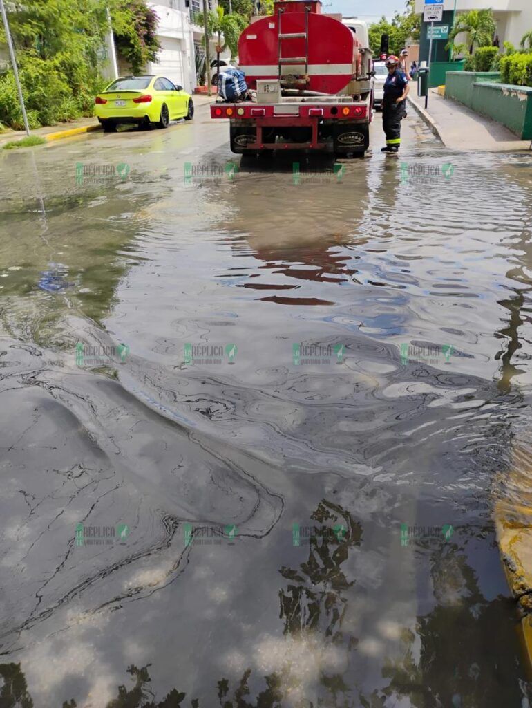 Playa del Carmen, Solidaridad a 29 de agosto de 2024.- En temporadas de lluvias, el gobierno municipal que encabeza la presidenta Lili Campos, a través de la Secretaría de Servicios Públicos refuerzo su ya permanente trabajo de limpieza de las alcantarillas y pozos de absorción para evitar encharcamientos.

En entrevista, el secretario de Servicios Públicos, Benny Millán, manifestó que las cuadrillas de trabajo realizan la limpieza permanente de alcantarillas y pozos de absorción, “cuando nos cae una lluvia intempestiva, participan todas las direcciones y nos dividimos la ciudad para atender los reportes y ver de qué zonas el agua está obstruyendo y actuar de manera inmediata”.

Benny Millán informó que, independientemente si llueva o no, el programa de limpieza es permanente y se limpian los más de 5 mil pozos que hay en la ciudad, dijo también que afortunadamente no hubo zonas críticas o de gravedad, sin embargo, las zonas donde se vio afectadas fueron colonia Centro, Toscana, por la carretera federal y en Villamar.

De igual manera, elementos de la Secretaría de Protección Civil, Prevención de Riesgos y Bomberos, participaron en distintos operativos por la ciudad para realizar el desazolve de pozos para así reducir riesgos derivados de la lluvia registrada por la mañana.