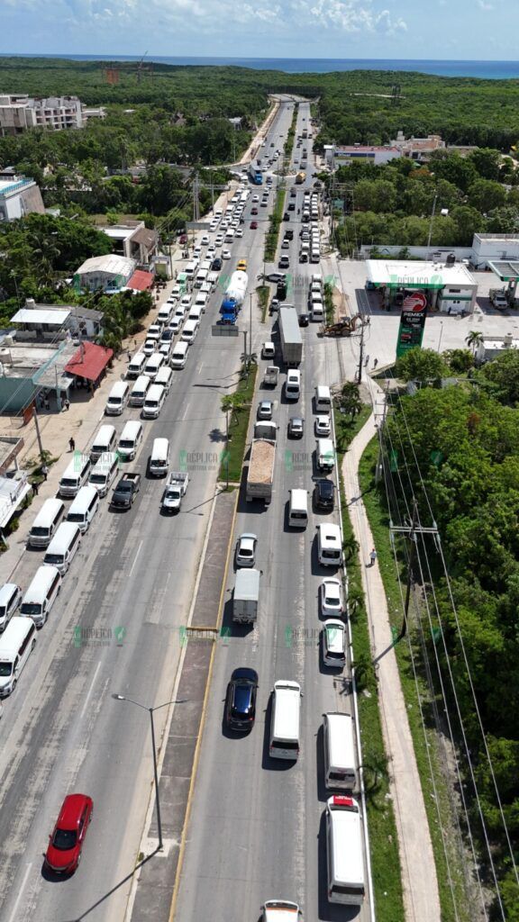 Realizan taxistas de Tulum caravana en la carretera federal 307, para exigir liberación de líder sindical