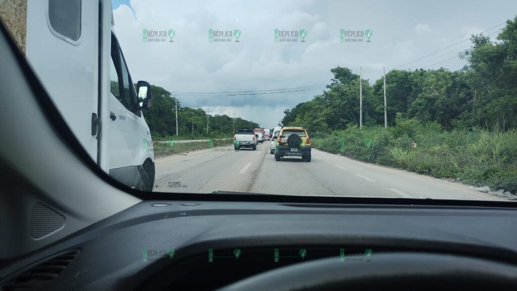 Realizan taxistas de Tulum caravana en la carretera federal 307, para exigir liberación de líder sindical