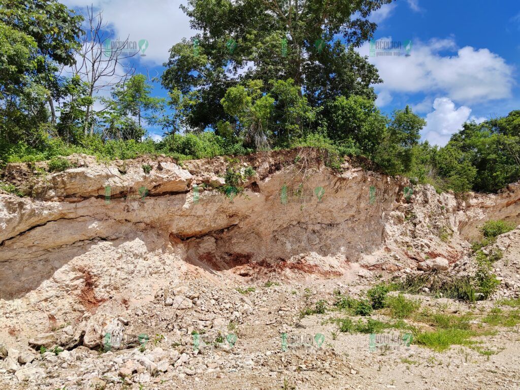 Se salva de 'milagro' operador de maquinaria, tras caída de piedras en una sascabera de José María Morelos