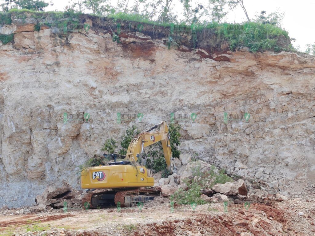 Se salva de 'milagro' operador de maquinaria, tras caída de piedras en una sascabera de José María Morelos