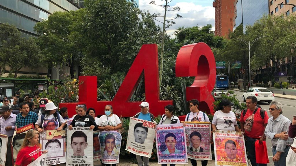 Justicia. Este 26 de septiembre se cumplirá una década de la desaparición de los 43 normalistas; familiares acusan al Presidente de proteger al Ejército.