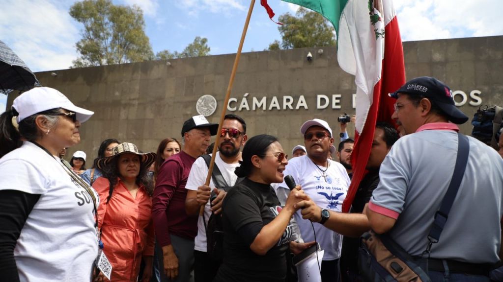 Acuden trabajadores del PJ a Cámara de Diputados a exigir diálogo por reforma