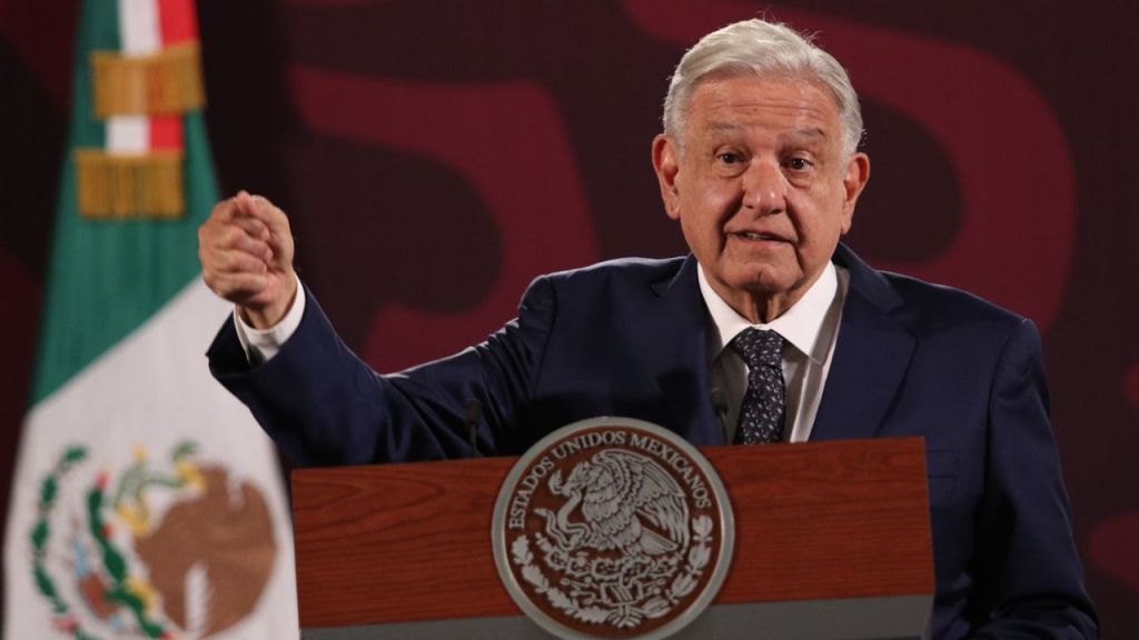 Mañanera. El presidente López Obrador reprocha que sus adversarios son como la Chimoltrufia, “como digo una cosa digo la otra”.