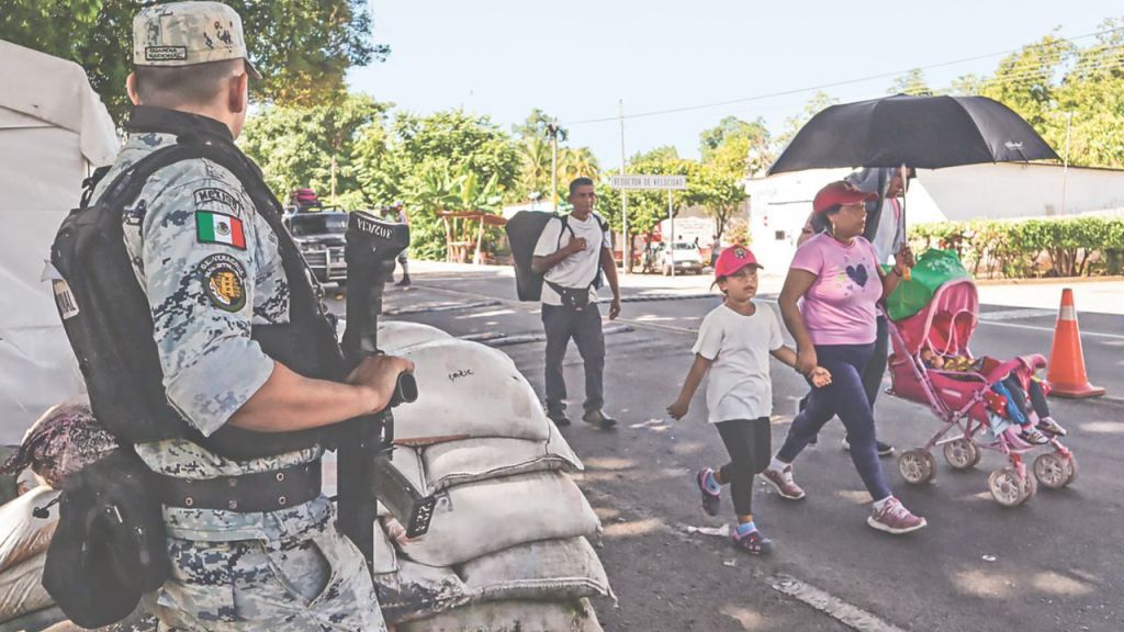 Vallas humanas. A lo largo de mil 500 kilómetros, las Fuerzas Armadas desplegaron 34 mil 538 elementos entre integrantes del Ejército, Guardia Nacional y policías estatales. 