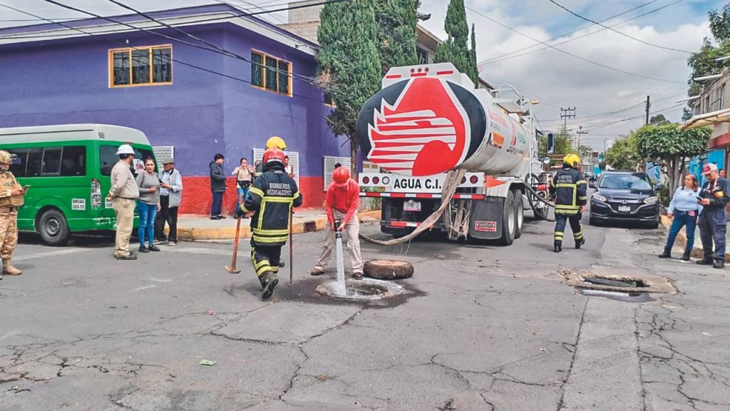 PELIGRO. Vecinos del Estado de México abrieron los registros de agua y sacaron muestras de alguna clase de hidrocarburo para demostrar que el agua está contaminada.